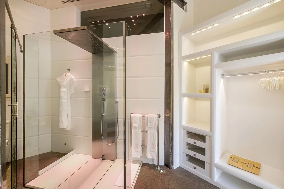 1679317650-Luxury property Barcelona passeig de gracia apartment Cyrillique shower.webp